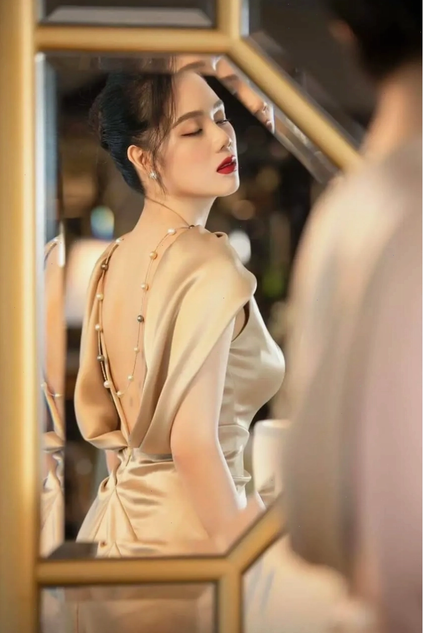 Đầm ôm body với chất liệu thun co giãn, tôn lên đường cong cơ thể một cách hoàn hảo