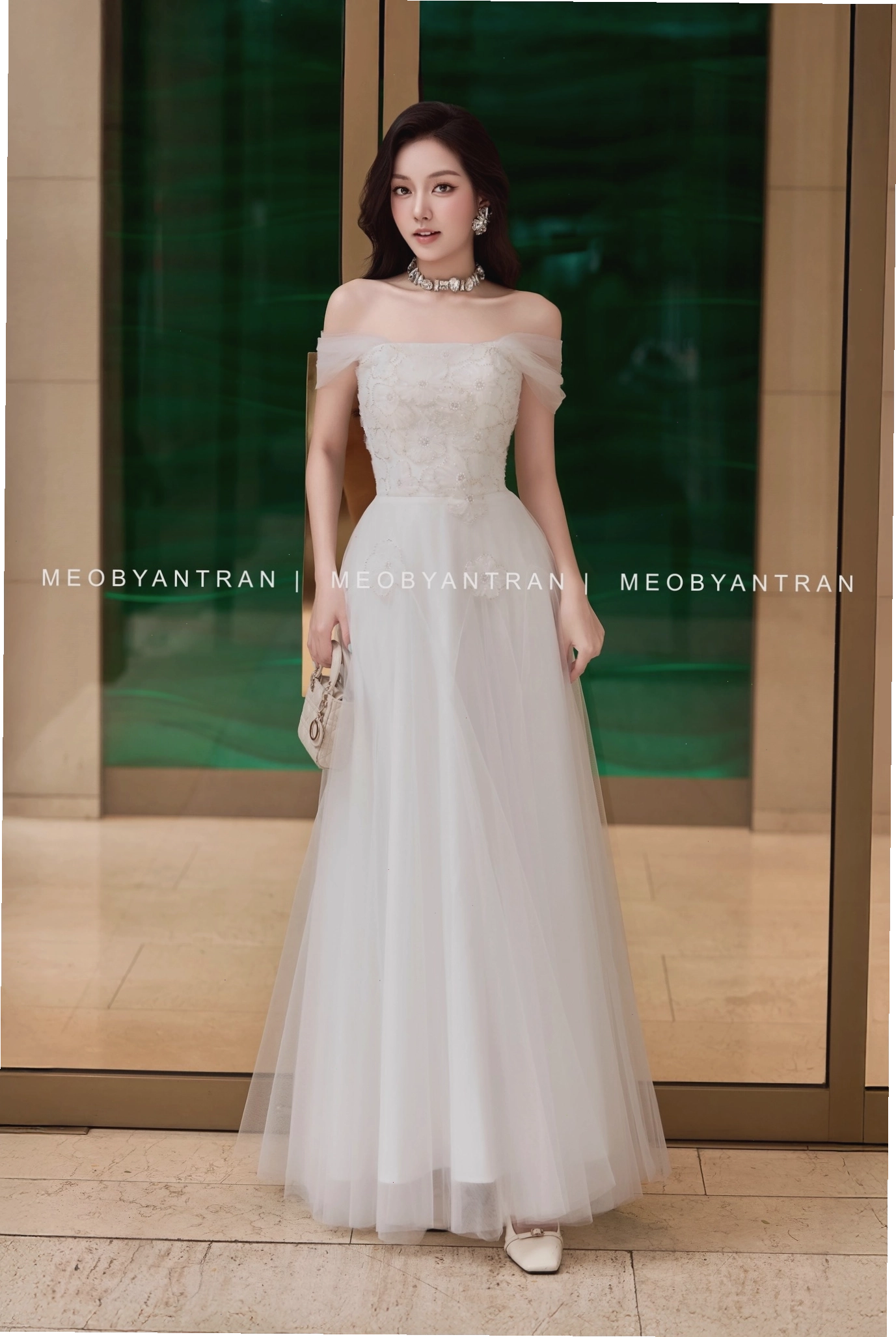 Đầm ôm body xẻ tà dáng dài màu hồng pastel, chất liệu voan mềm mại