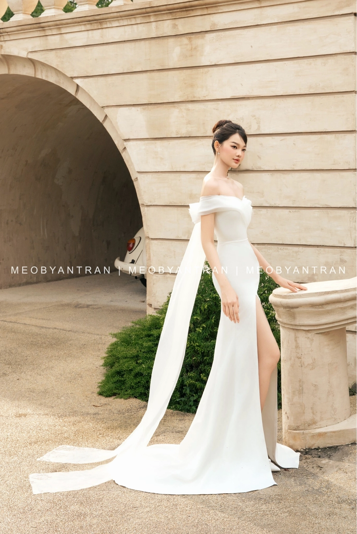 Đầm ôm body xẻ tà màu trắng tinh khôi, kiểu dáng trễ vai
