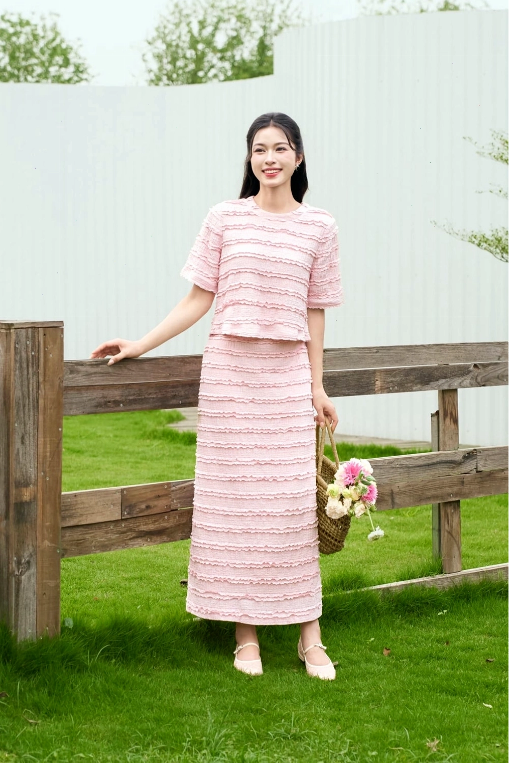 Đầm ren tiểu thư màu trắng, cổ tròn, tay ngắn, chân váy xòe