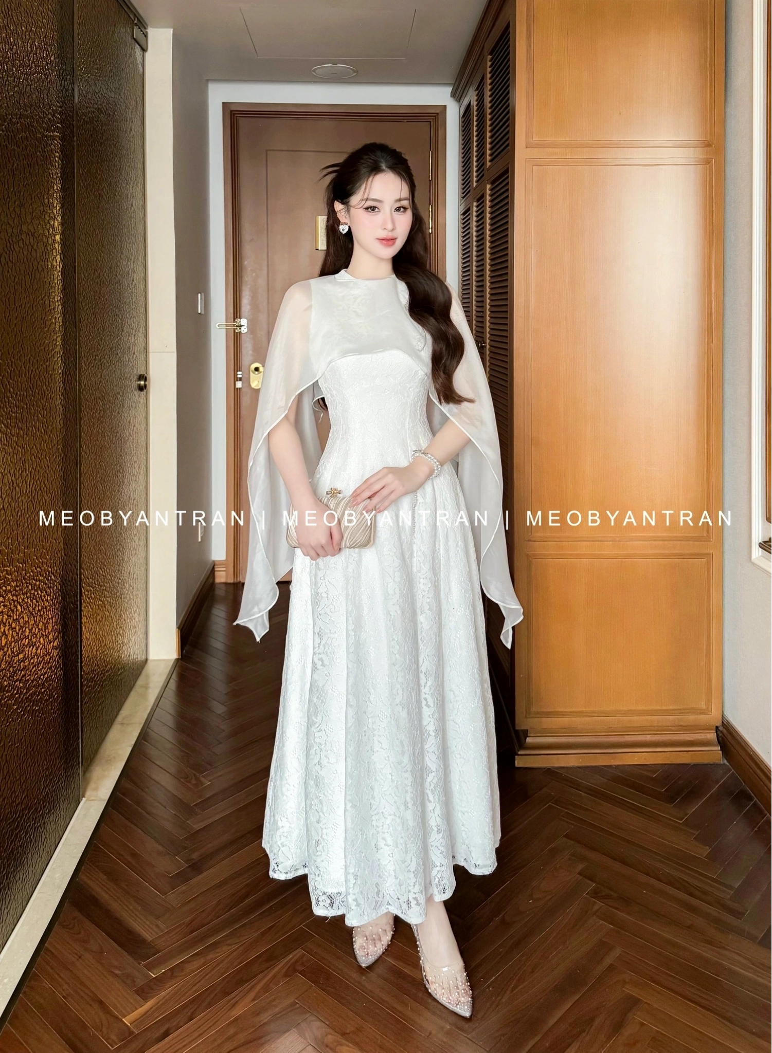 Đầm ren trắng dự tiệc cưới phong cách nhẹ nhàng, thanh lịch