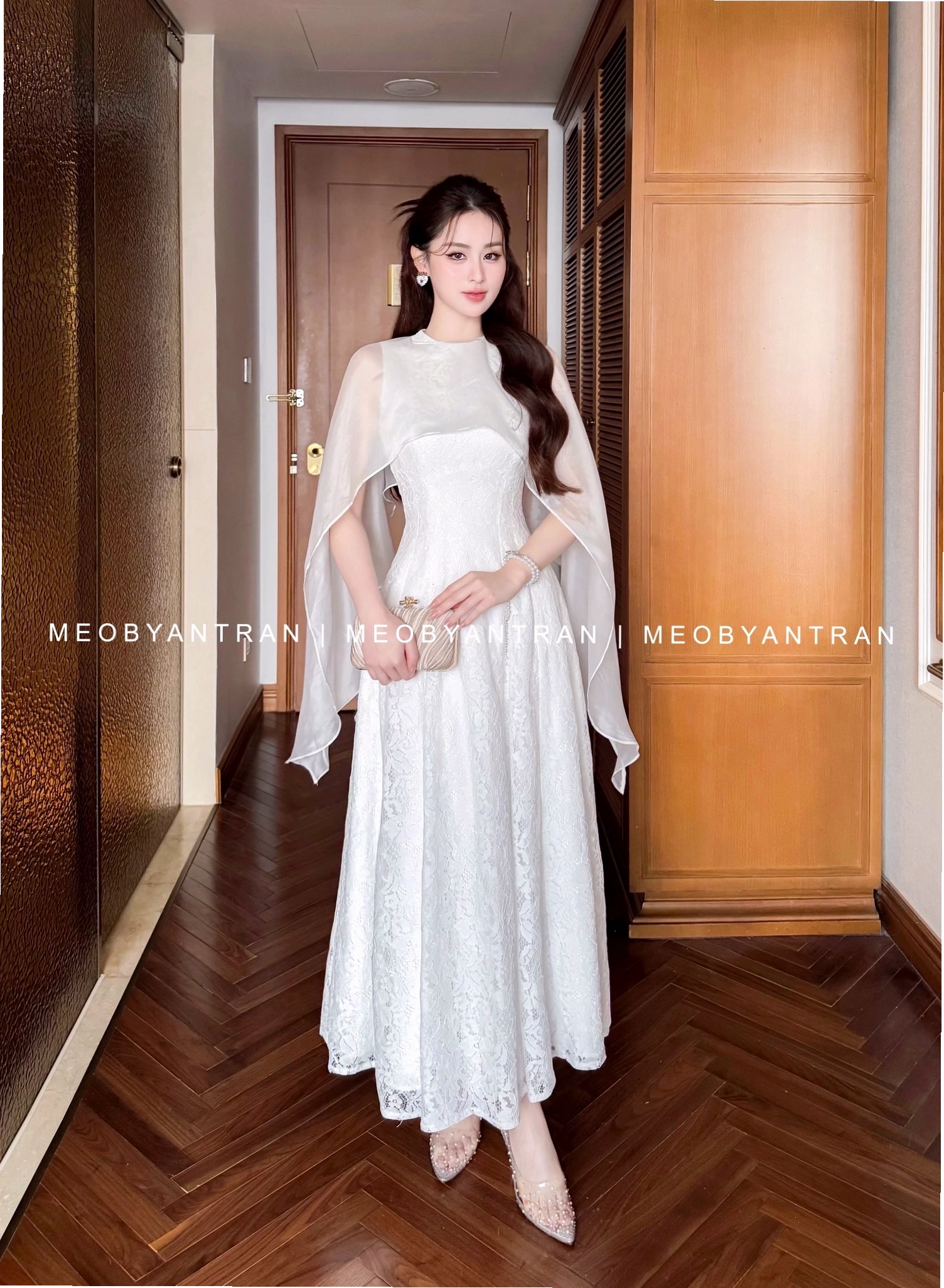 Đầm ren trắng dự tiệc cưới phong cách nhẹ nhàng, thanh lịch