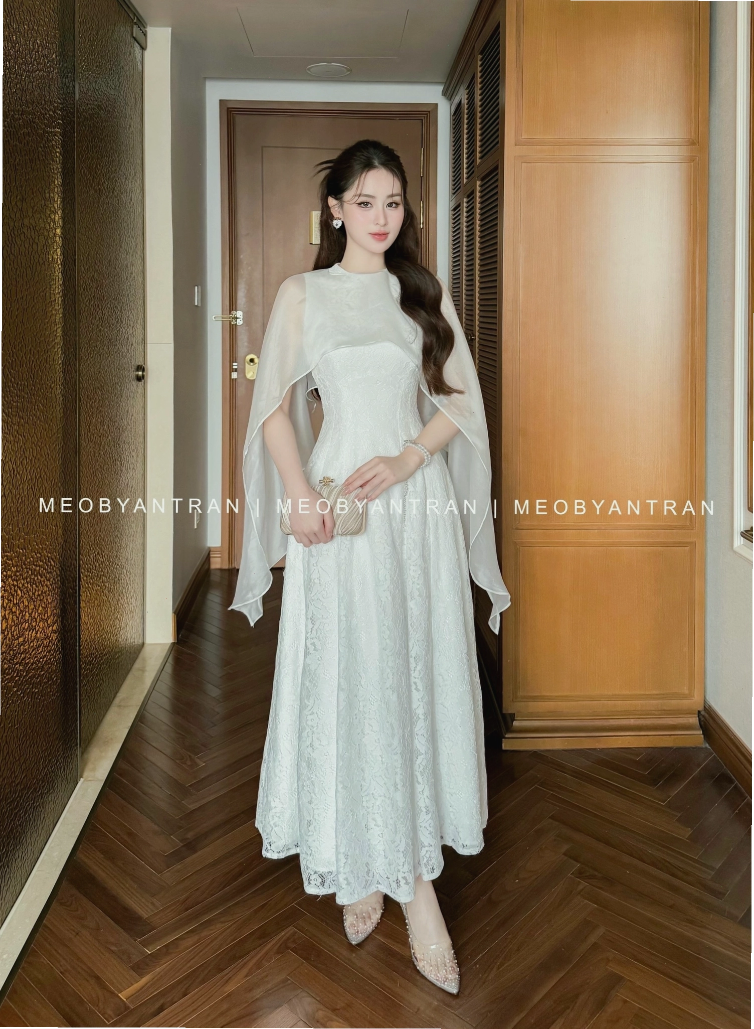 Đầm ren trắng dự tiệc cưới với thiết kế tay ngắn, dáng xòe chữ A thanh lịch