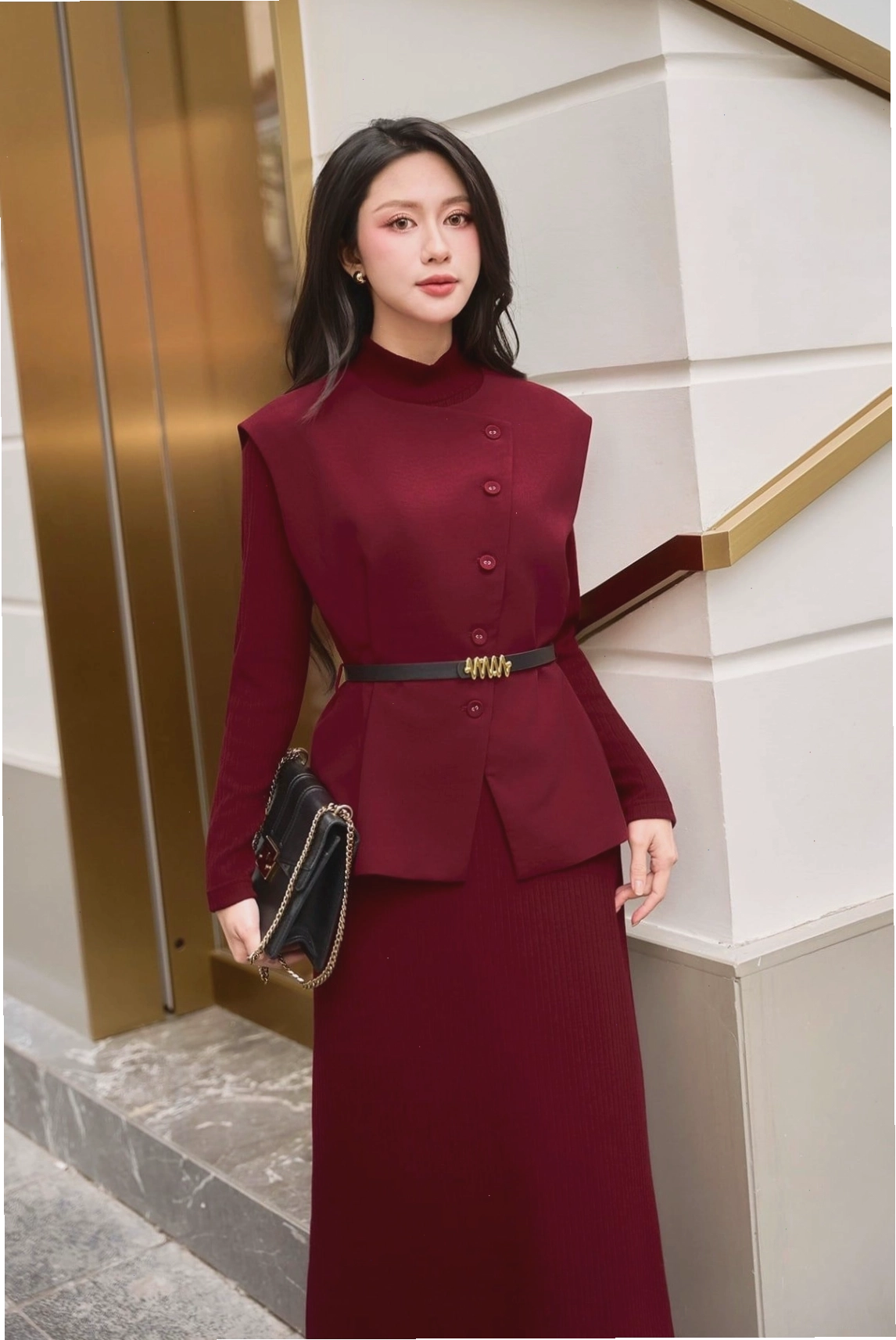 Đầm suông cổ lọ màu be không kèm đai lưng, dáng dài thanh lịch cho nàng công sở.