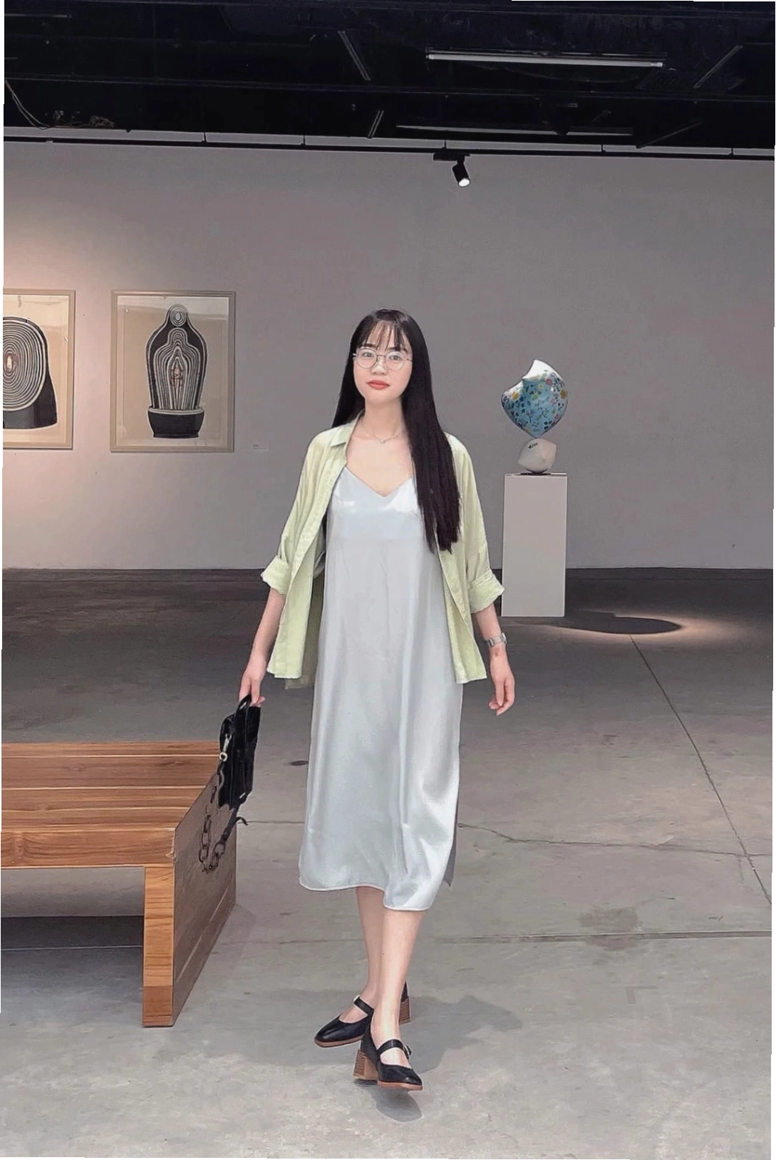 Đầm suông trẻ trung 2 dây chất liệu lụa màu xanh lá cây, mềm mại và quyến rũ.