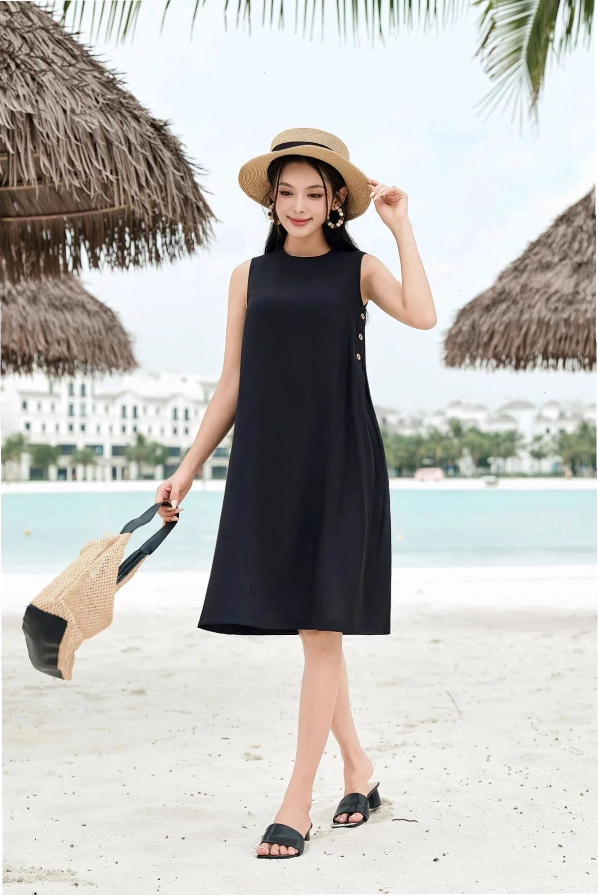Đầm suông trẻ trung tone đen đính cúc trang trí, sang trọng và tinh tế.
