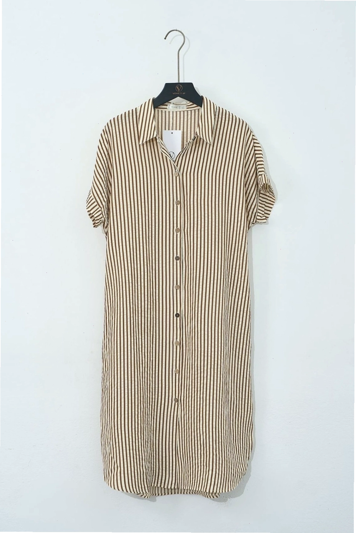 Đầm suông vai chờm cổ đức màu trắng kem, chất liệu linen thoáng mát.