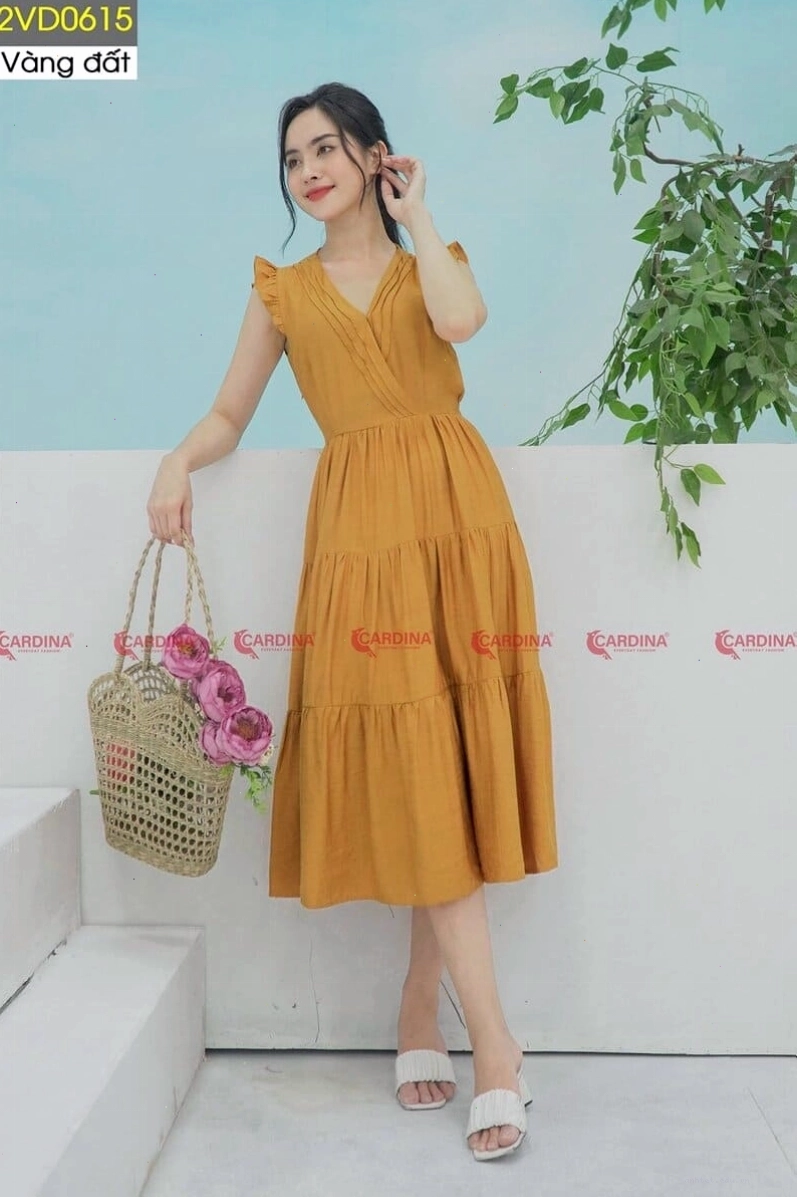 Đầm tầng dáng dài màu đen huyền bí, xếp tầng tinh tế