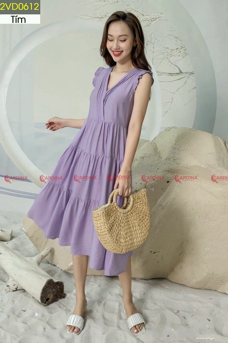 Đầm tầng dáng dài màu vàng đất, cổ tròn đơn giản