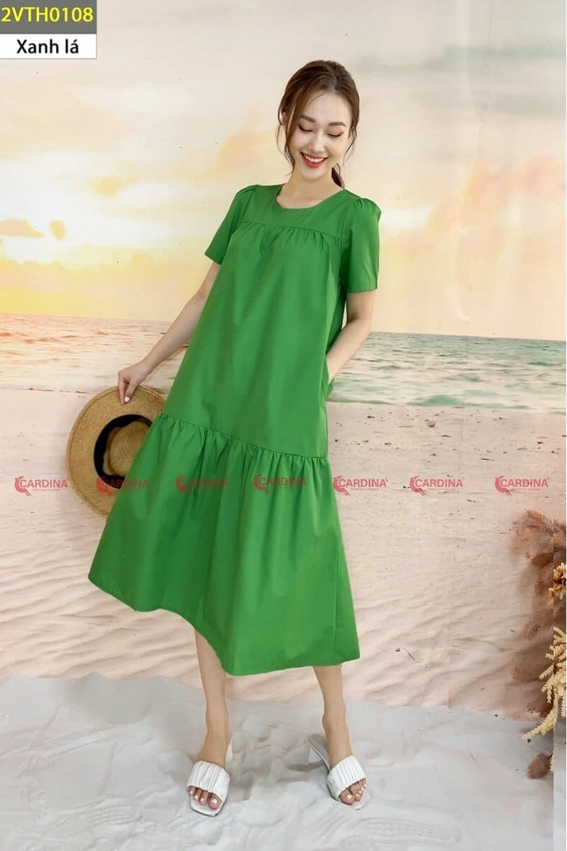 Đầm tầng dáng dài màu xanh dương, chất liệu voan mỏng nhẹ