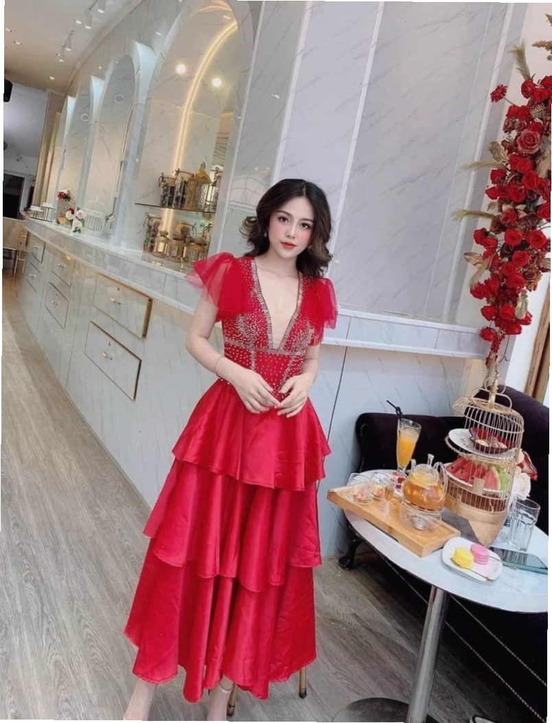 Đầm tầng dáng dài màu xanh lá cây nhạt, tay phồng nhẹ