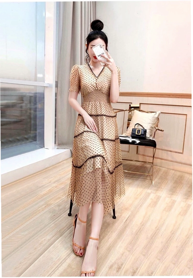 Đầm tầng dáng dài màu xanh rêu, chất liệu voan mỏng nhẹ