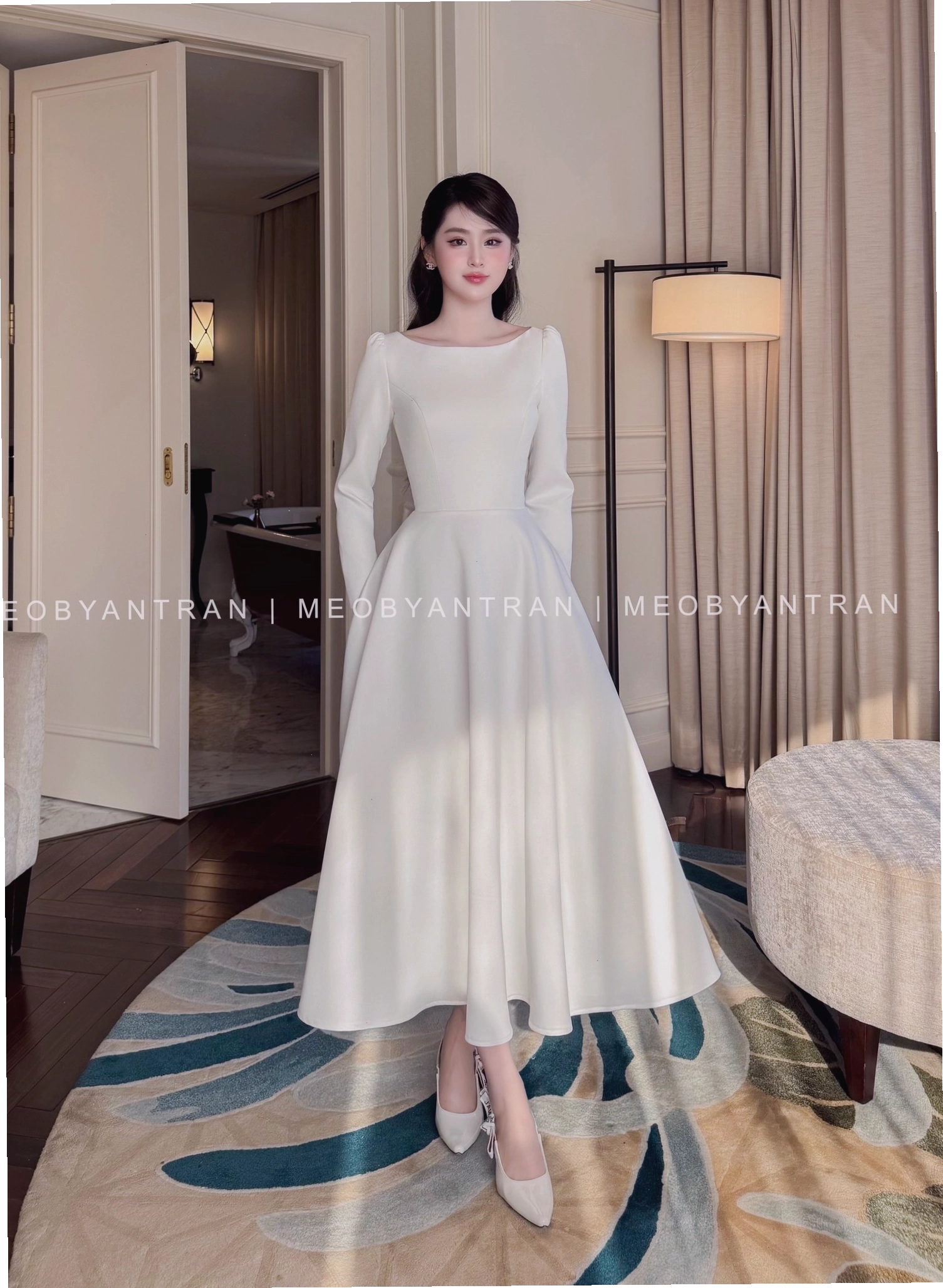 Đầm tay dài dự tiệc cưới màu xanh navy, dáng ôm nhẹ nhàng, cổ tròn