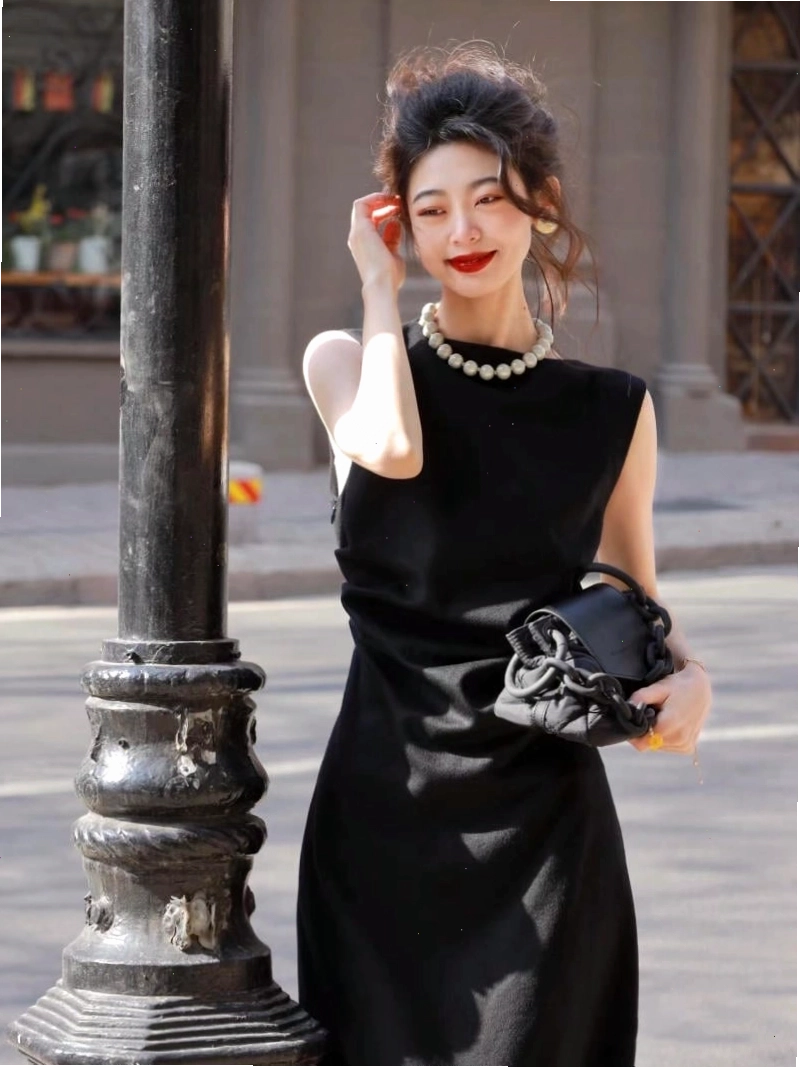 Đầm tiểu thư dáng dài màu trắng với họa tiết hoa nhí, mang vẻ đẹp cổ điển và sang trọng
