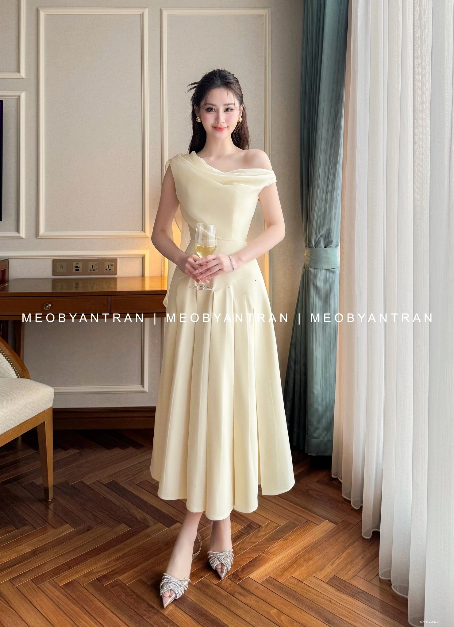 Đầm trễ vai dự tiệc cưới màu đỏ dáng dài trẻ trung và quyến rũ