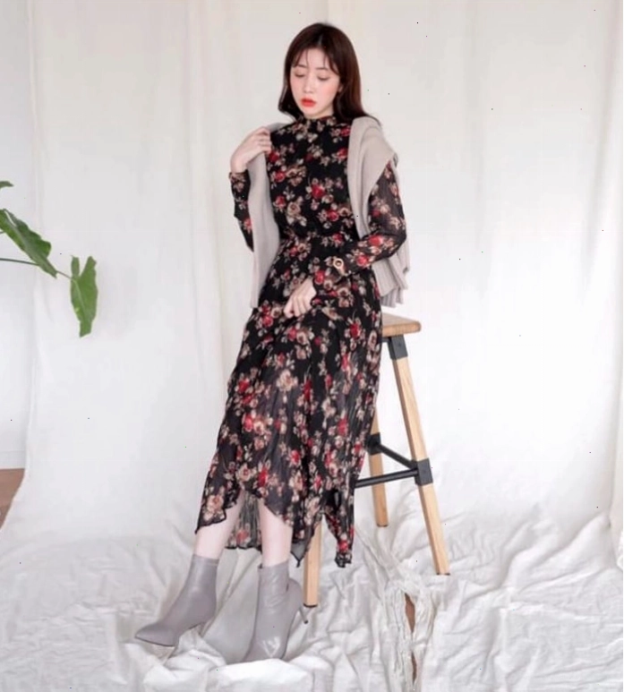 Đầm vải voan mềm mại hoa nhí mix cùng boot cá tính tạo nên outfit hoàn hảo