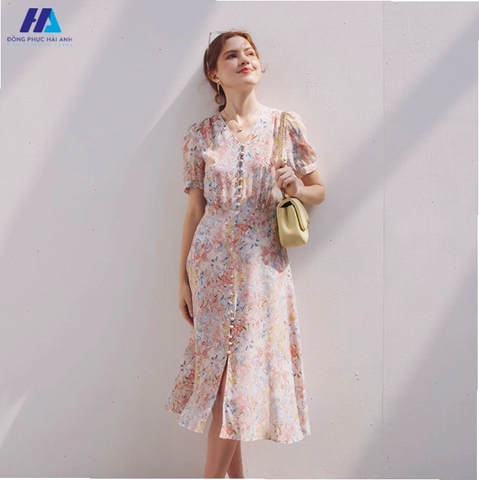 Đầm vintage hoa nhí màu kem chất liệu voan cao cấp, dáng dài, cổ V, tay loe nhẹ, toát lên vẻ đẹp ngọt ngào và quyến rũ
