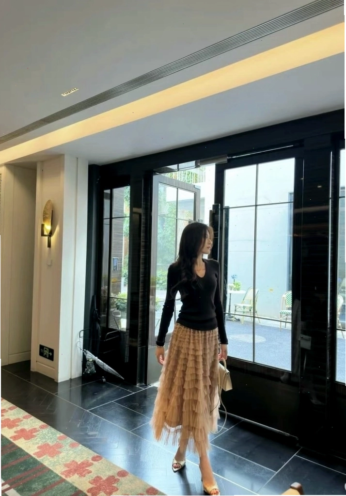 Đầm voan xanh bạc hà dáng dài, xếp tầng đều nhau, cổ tròn đơn giản