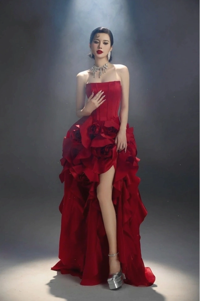 Đầm xẻ tà cao cấp dáng midi, họa tiết hoa nhí vintage, chất liệu cotton thoáng mát.