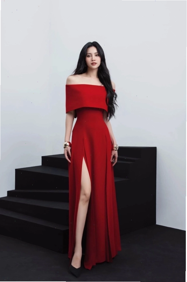 Đầm xẻ tà cao cấp màu trắng tinh khôi, chất liệu ren hoa nổi, tay phồng điệu đà.