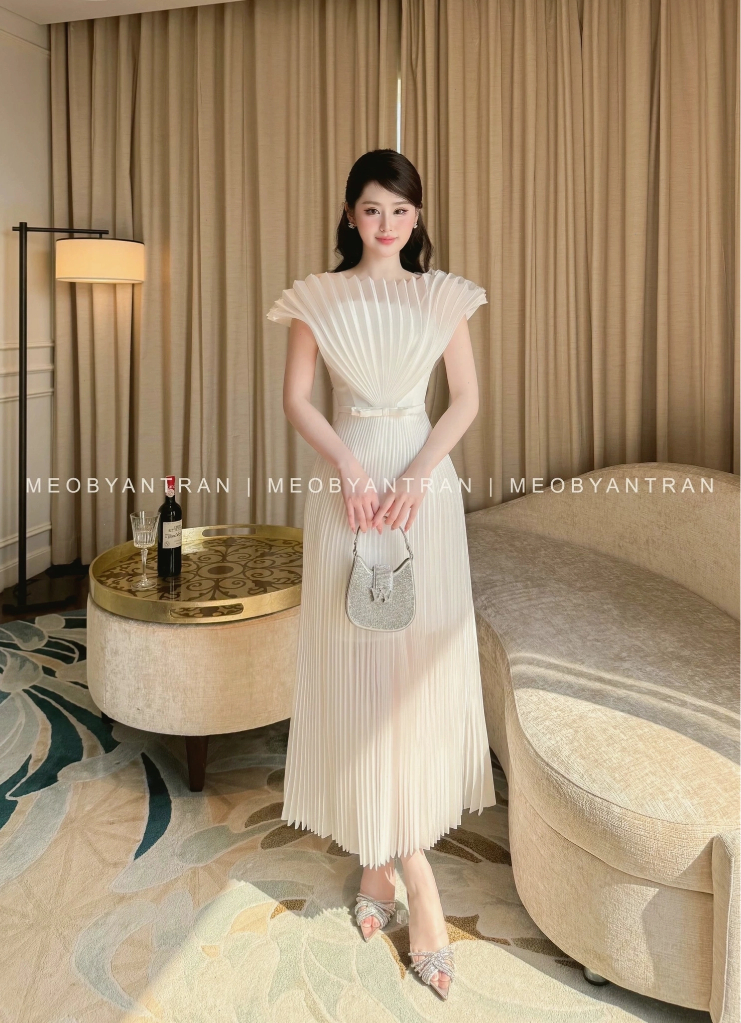 Đầm xếp ly cao cấp, màu trắng kem, chất liệu linen mềm mại, cổ vuông thanh lịch