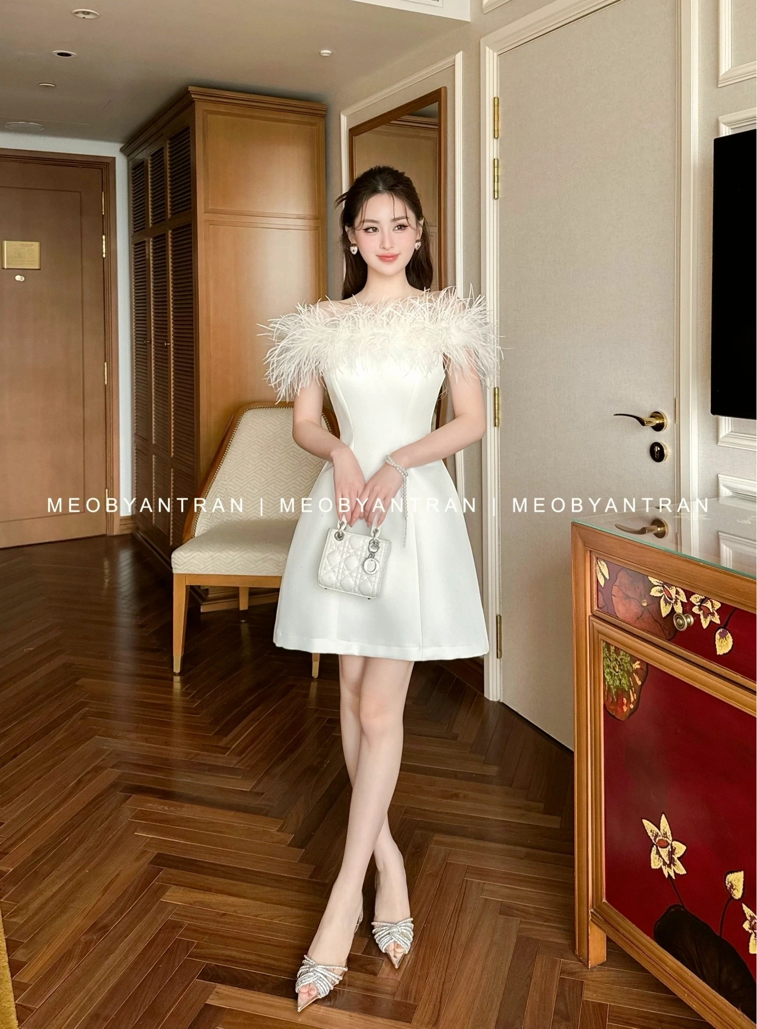 Đầm xoè lông vũ vai ngang ngắn