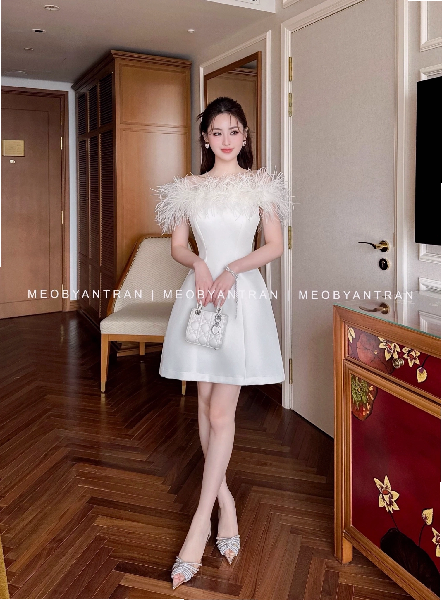 Đầm xoè lông vũ vai ngang ngắn