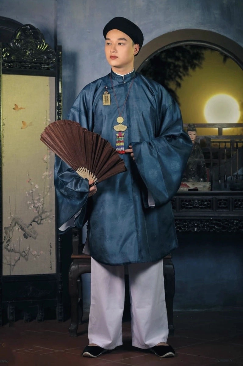 Đàn ông mặc áo dài truyền thống, đứng tại địa chỉ bán áo dài nam uy tín.