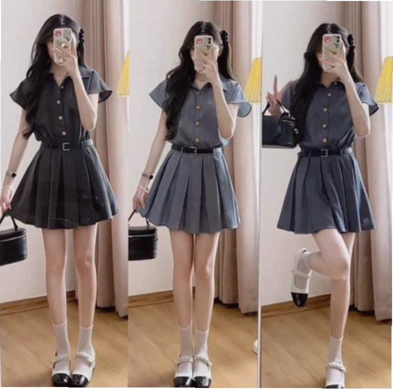 Diện chân váy xếp ly ngắn cùng áo len cổ lọ và boots cổ ngắn