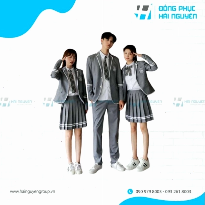 Đồng phục học sinh Hàn Quốc thanh lịch với áo sơ mi trắng và váy chữ A màu xám, tôn lên vẻ ngoài duyên dáng