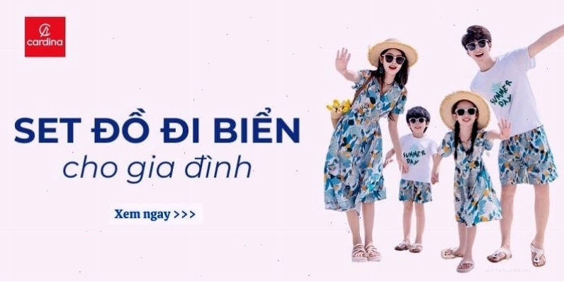 Gia đình ba người cùng mặc set đồ gia đình đi biển màu xanh dương, bố mẹ diện áo sơ mi, con gái diện váy maxi