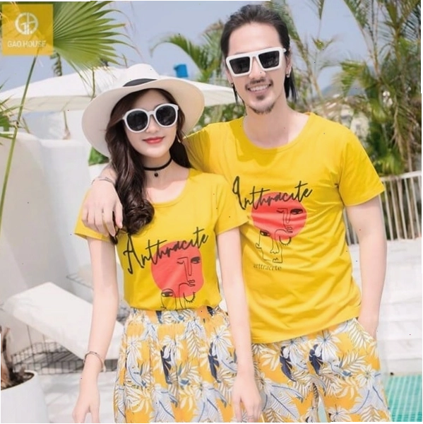 Gia đình mặc đồng phục áo đôi màu đỏ, tạo dáng chụp ảnh vui vẻ