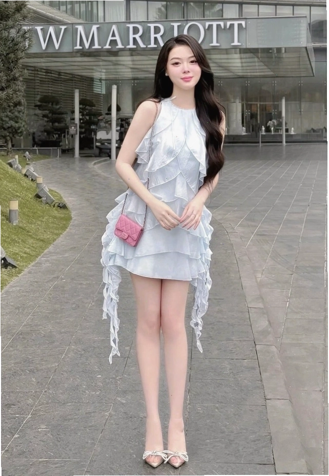 Hai cô gái cùng diện váy xòe chữ A ngắn, một người màu trắng, một người màu đen, tạo dáng năng động trên đường phố.