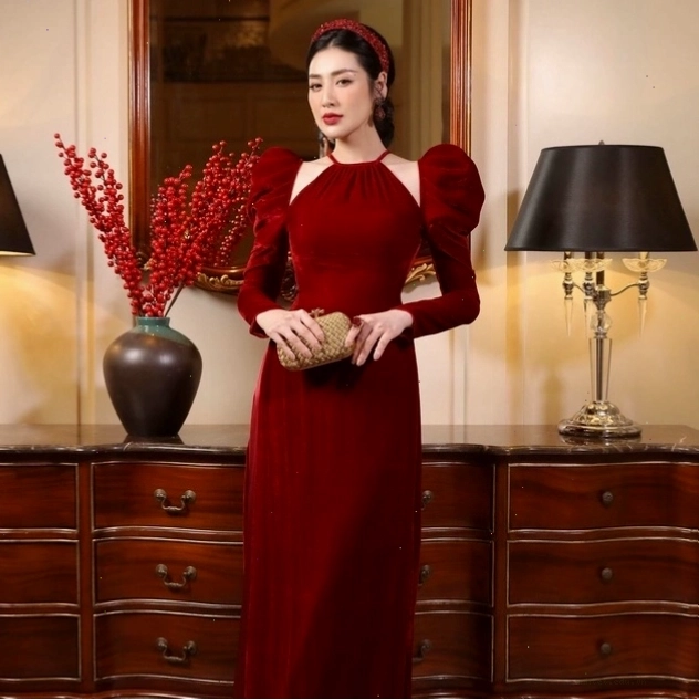 Mặt sau áo dài nhung cổ yếm xẻ vai