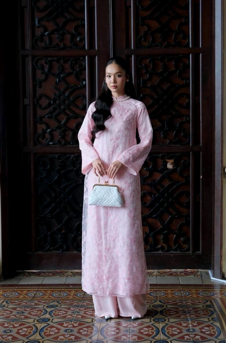 Mẫu áo dài cách tân màu hồng pastel, cổ tròn, tay lỡ, dáng suông nhẹ nhàng.