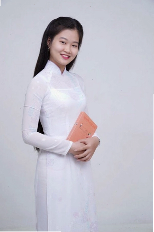 Mẫu áo dài cổ chữ v màu đỏ đô, đính kết cầu kỳ, phù hợp cho lễ cưới