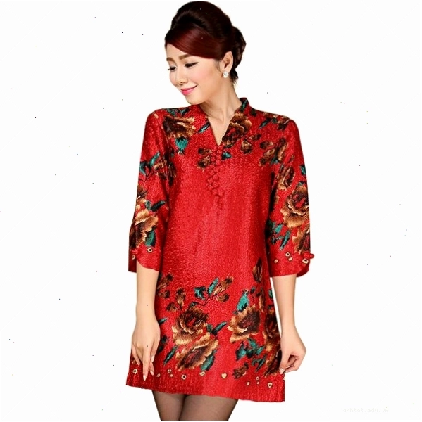 Mẫu áo dài cổ chữ v màu vàng chanh, họa tiết hoa nhí, dáng cách tân
