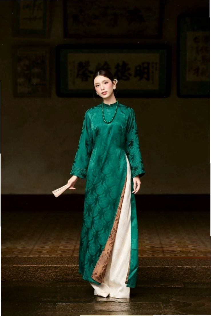 Mẫu áo dài cổ tròn, tay lỡ, dáng suông nhẹ, màu xanh rêu.