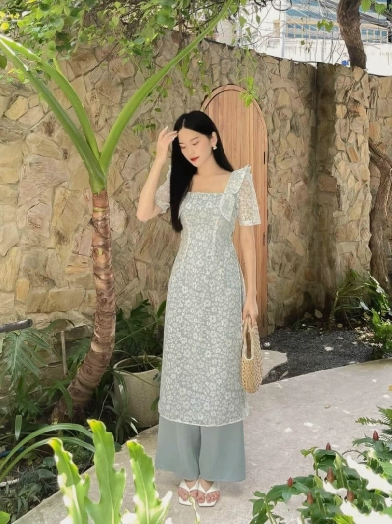 Mẫu áo dài cổ vuông màu vàng đồng sang trọng