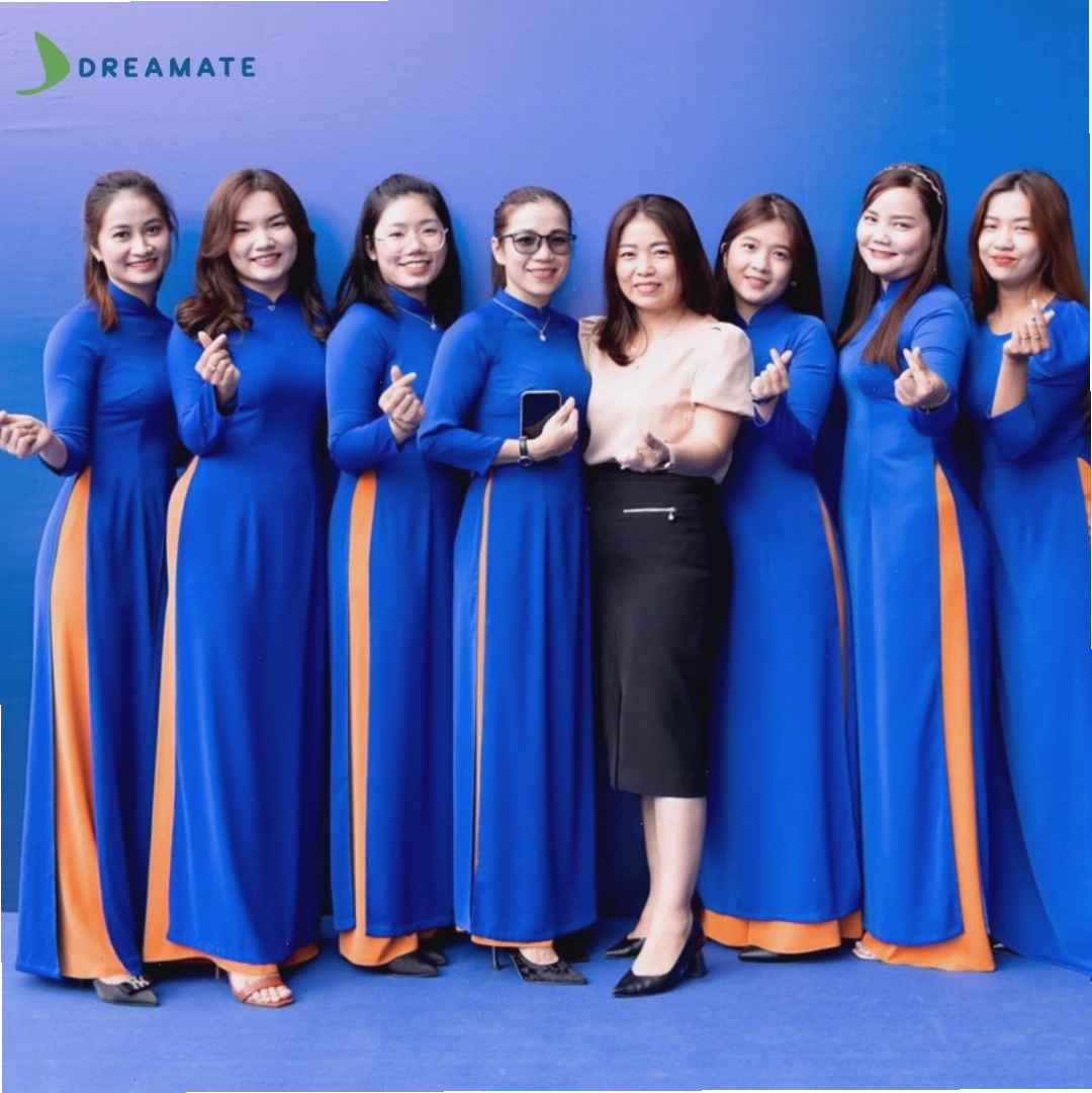 Mẫu áo dài đồng phục màu đỏ nổi bật với cổ áo cao và tay lỡ
