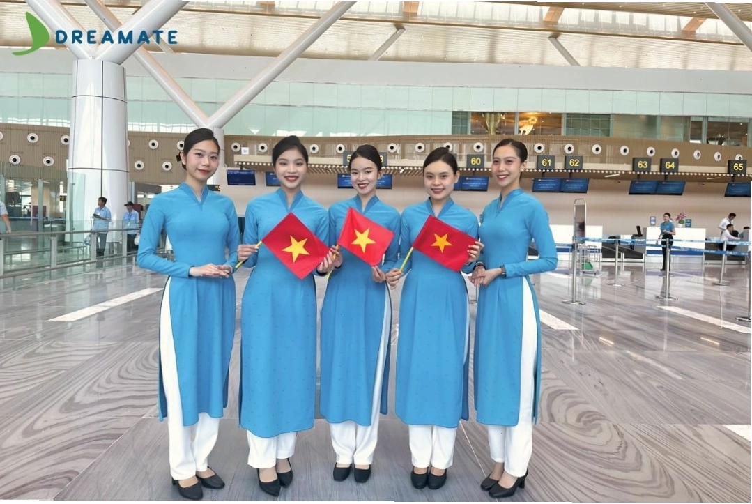 Mẫu áo dài đồng phục màu xanh ngọc bích với họa tiết hoa sen tinh tế, cổ tròn cách điệu