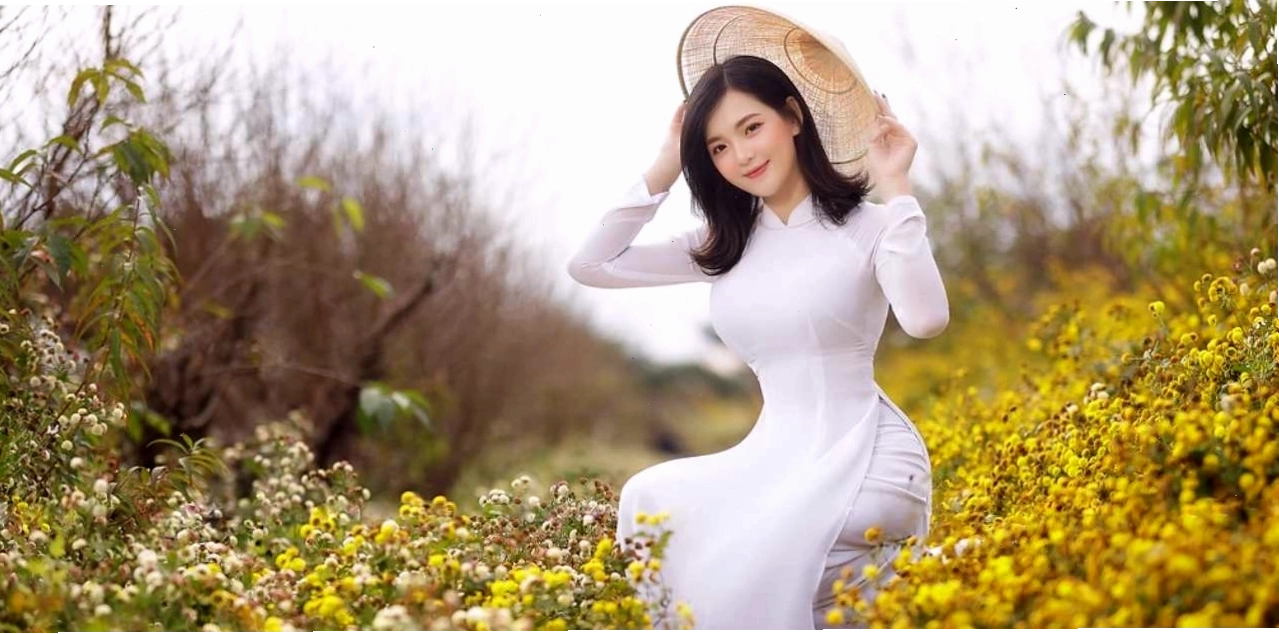 Mẫu trang phục áo dài dành cho giáo viên tông màu trắng, cổ cao, tay lỡ