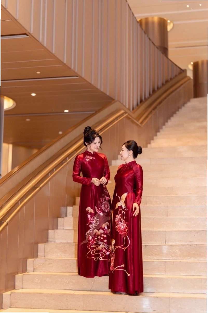 Mẹ cô dâu diện áo dài vàng đồng kết hợp mấn đội đầu và vòng ngọc trai