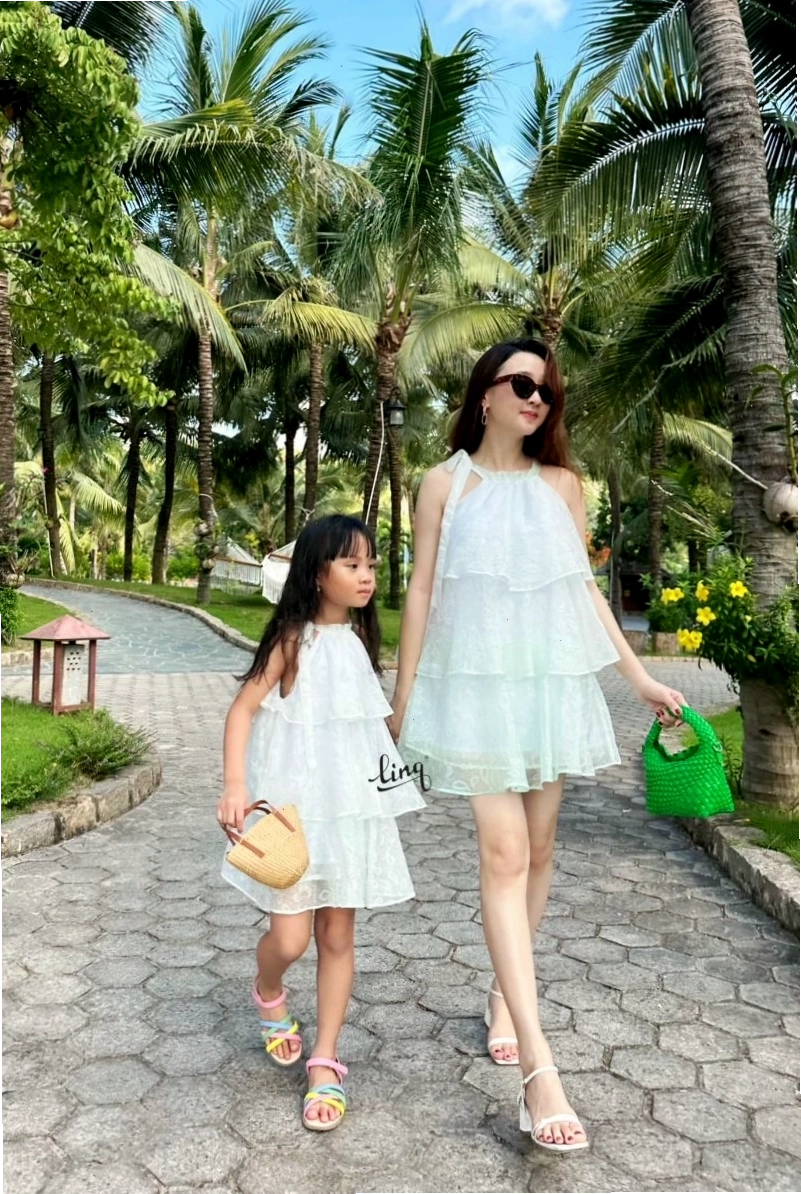 Mẹ và bé gái diện trang phục đôi màu hồng, tạo dáng nhí nhảnh