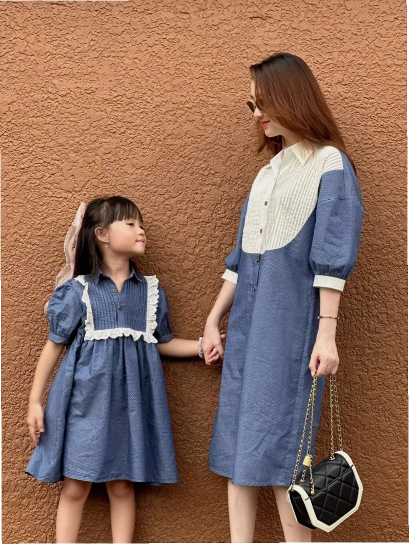 Mẹ và bé gái diện trang phục đôi màu hồng, tạo dáng nhí nhảnh