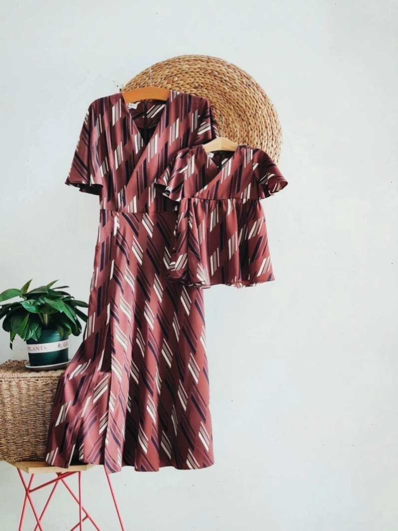 Mẹ và bé gái diện trang phục đôi, tạo dáng chụp ảnh