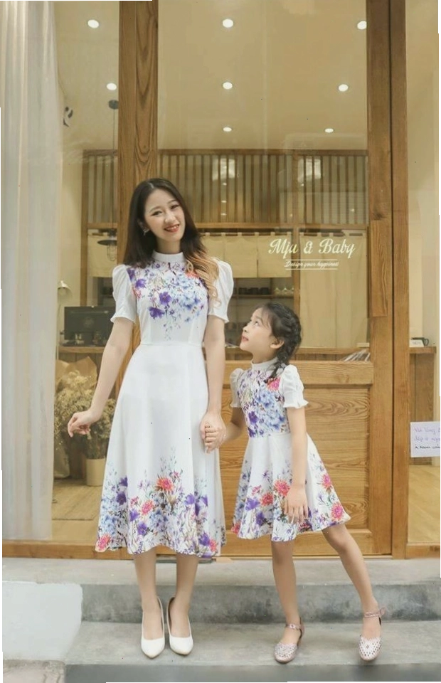 Mẹ và bé trai diện áo phông in hình và quần jeans, tạo dáng năng động