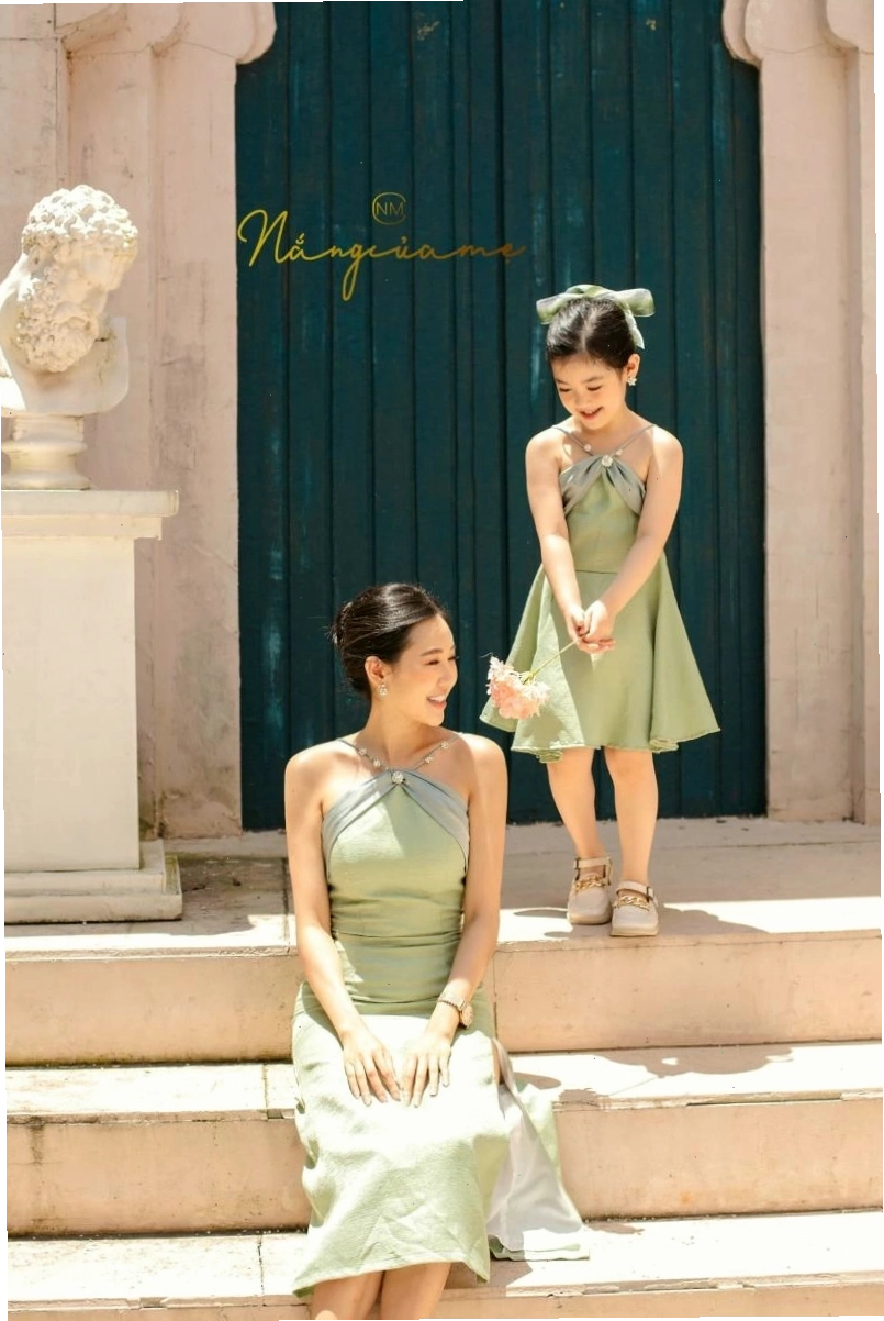 Mẹ và bé trai diện áo sơ mi trắng và quần short kaki, tạo dáng tự nhiên