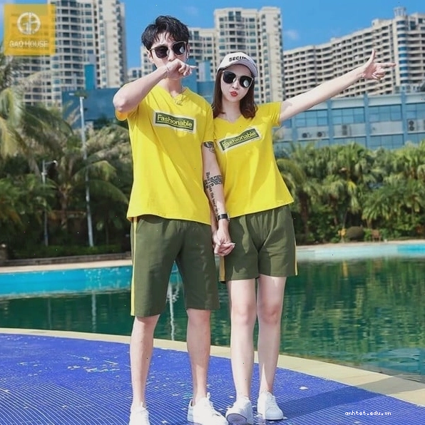 Một dòng chữ nho nhỏ bên ngực áo đủ để set áo đôi thêm phần nổi bật