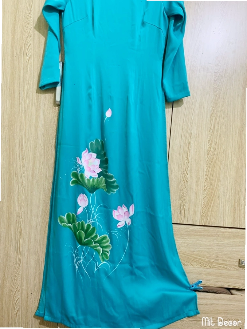 Người mẫu diện áo dài vẽ tay họa tiết hoa sen, kết hợp cùng mấn đội đầu và túi xách bản nhỏ